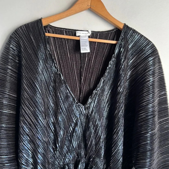 NEW Good American Plissé Deep V-Neck Dolman Sleeve Top - Picture 4 of 10